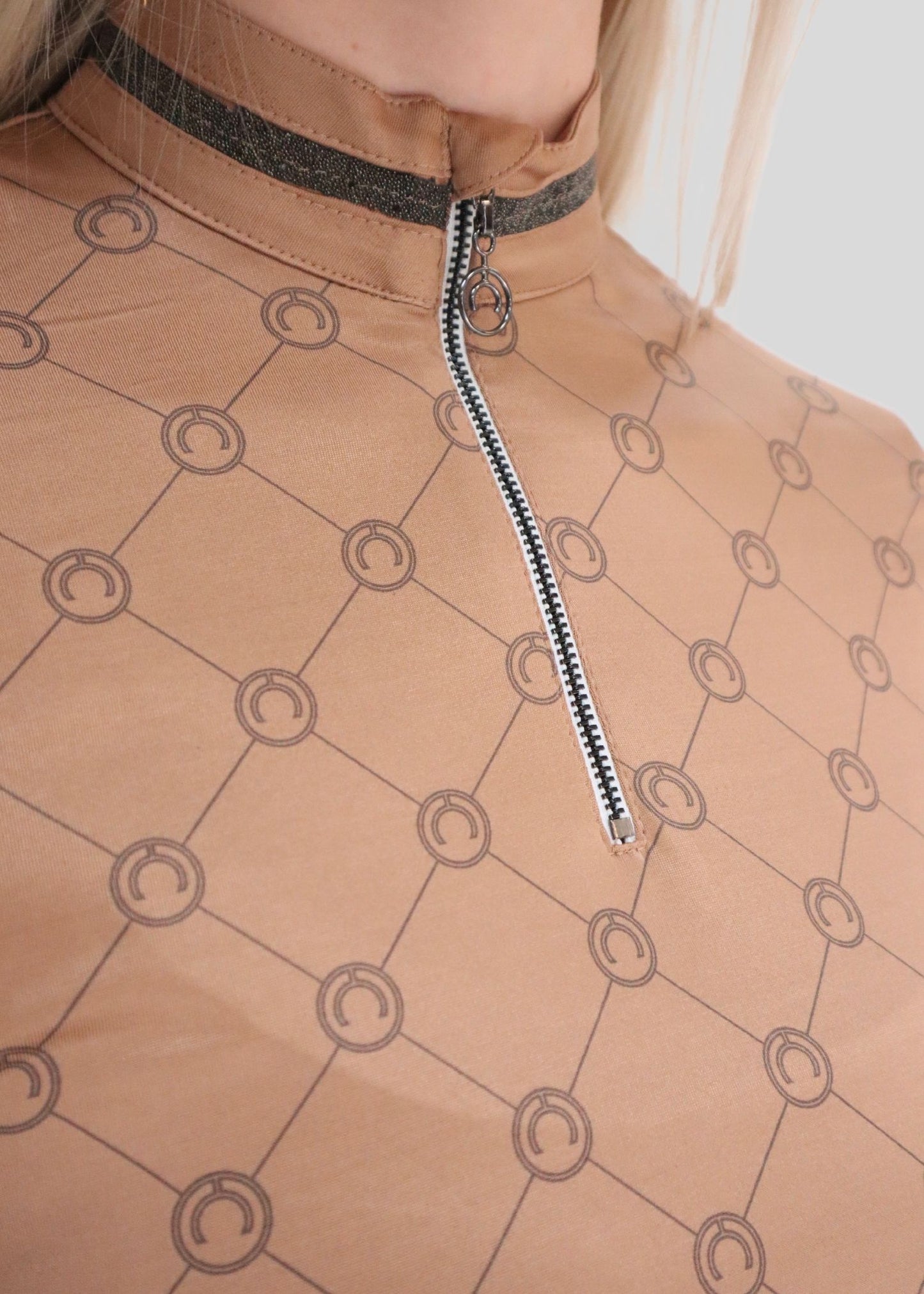 Movina AO Printed Polo manga larga con Caviar Crystal Deco - Latte